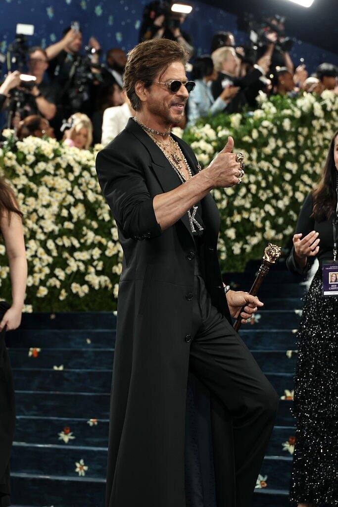 Bollywood king Shah Rukh Khan has also made her debut in Met Gala. He took a great entry on the red carpet in King Style. His pictures are creating a ruckus on the internet.