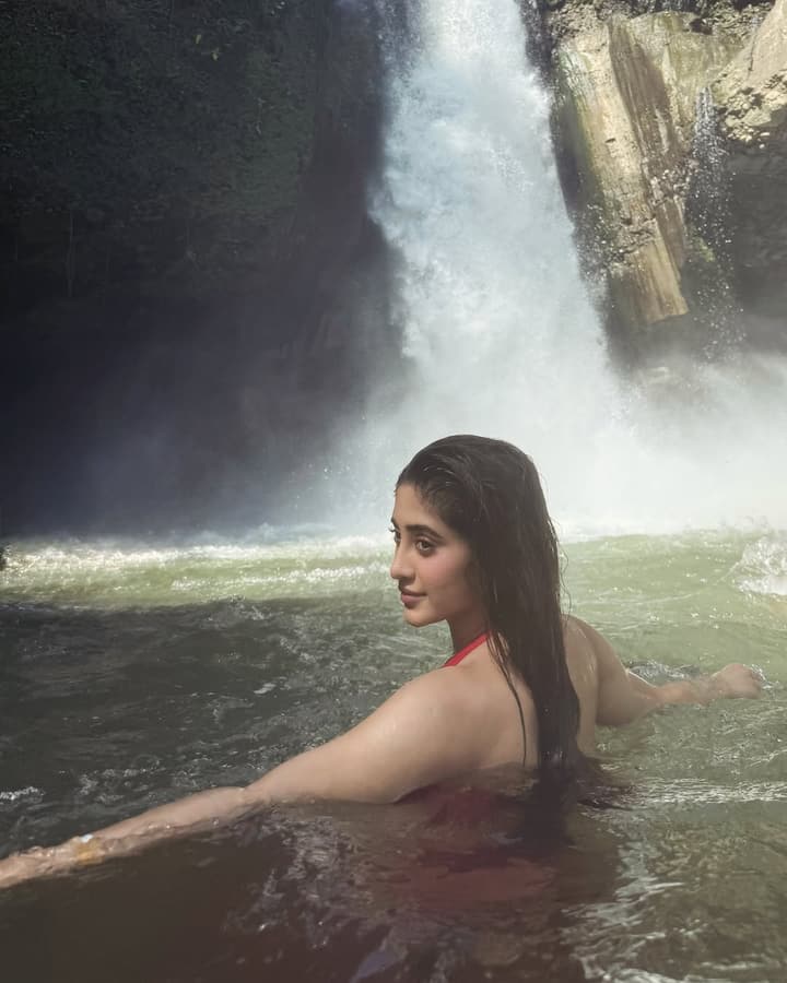 …” In the images, the actress exudes confidence and charm as she strikes graceful poses for the camera.