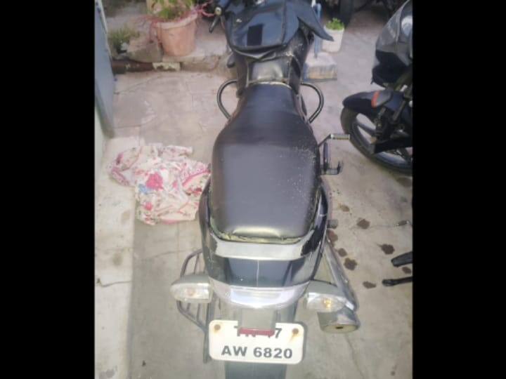 பாண்டிச்சேரியில் இருந்து மதுபானங்களை கடத்தி கரூரில் வீட்டில் வைத்திருந்த சதீஸ்கண்ணன் கைது. 233 மது பாட்டில்கள் கார், இருசக்கர வாகனம் பறிமுதல்.