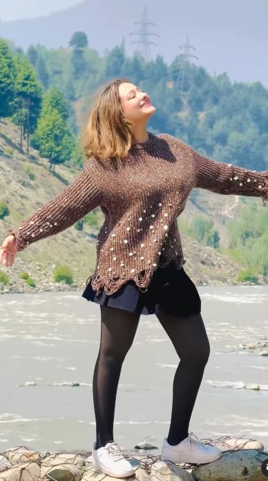 મદાલસા શર્માએ પહાડોની વચ્ચે બતાવ્યો ગૉર્ઝિયસ અંદાજ