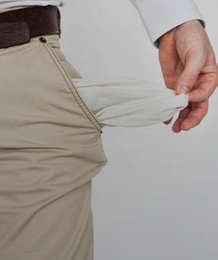 ਜੇਕਰ ਤੁਸੀਂ ਵੀ ਕੁਝ ਅਜਿਹਾ ਹੀ ਮਹਿਸੂਸ ਕਰਦੇ ਹੋ ਤਾਂ ਇਹ ਸਿਰਫ਼ ਖਰਚਿਆਂ ਜਾਂ ਆਮਦਨ ਦਾ ਮਾਮਲਾ ਨਹੀਂ ਹੋ ਸਕਦਾ। ਇਹ ਸੰਭਵ ਹੈ ਕਿ ਤੁਹਾਡੇ ਘਰ ਵਿੱਚ ਕੁਝ ਅਜਿਹੀਆਂ ਚੀਜ਼ਾਂ ਹੋਣ ਜੋ ਤਰੱਕੀ ਦੇ ਰਾਹ ਵਿੱਚ ਰੁਕਾਵਟ ਬਣ ਰਹੀਆਂ ਹੋਣ। ਪ੍ਰਾਚੀਨ ਸਮੇਂ ਤੋਂ ਇਹ ਮੰਨਿਆ ਜਾਂਦਾ ਹੈ ਕਿ ਘਰ ਦਾ ਵਾਤਾਵਰਣ ਅਤੇ ਉੱਥੇ ਰੱਖੀਆਂ ਚੀਜ਼ਾਂ ਦਾ ਵਿਅਕਤੀ ਦੀ ਆਮਦਨ ਅਤੇ ਬੱਚਤ ‘ਤੇ ਸਿੱਧਾ ਪ੍ਰਭਾਵ ਪੈਂਦਾ ਹੈ।