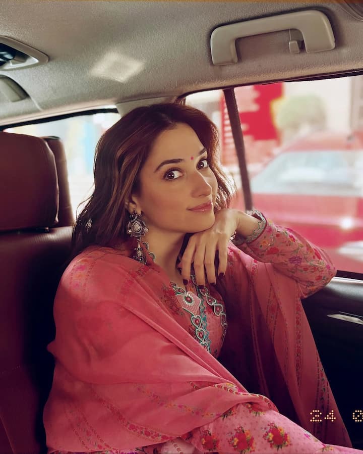 ప్రస్తుతం మూడు సినిమాల్లో నటిస్తోంది తమన్నా