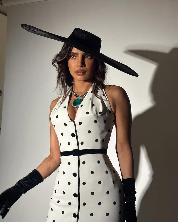 Priyanka Chopra wore a white and black colored pole dot dress. With which he also took a big hat. At the same time, his Green Diamond Lockett was seen adding beauty to the actress's look.