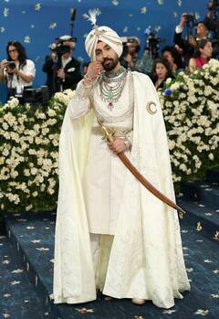 Met Gala 2025: कियारा ने ब्लैक ड्रेस में दिखाया बेबी बंप, तो पोलका डॉट ड्रेस में खूब जचीं प्रियंका, किंग बनकर छाए शाहरुख खान