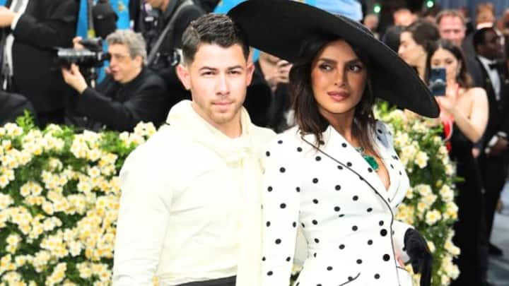 এবারের মেট গালার থিম ছিল Superfine: Tailoring Black Style. সেই নিরিখে প্রিয়ঙ্কা এবং তাঁর স্বামী নিক ফুল মার্কস পেয়ে উতরে গিয়েছেন বলে মত অনুরাগীদের।