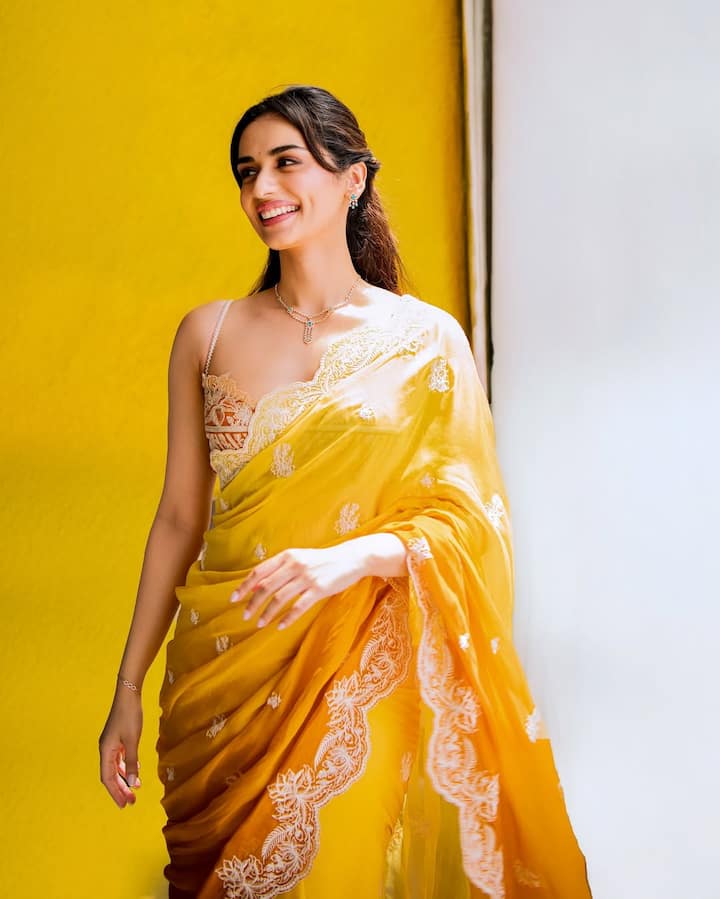 మానుషి తండ్రి మిత్రా బసు డిఫెన్స్ రీసెర్చ్ అండ్ డెవలప్మెంట్ ఆర్గనైజేషన్ లో ఫిజిషియన్ , సైంటిస్ట్ గా పనిచేస్తున్నారు