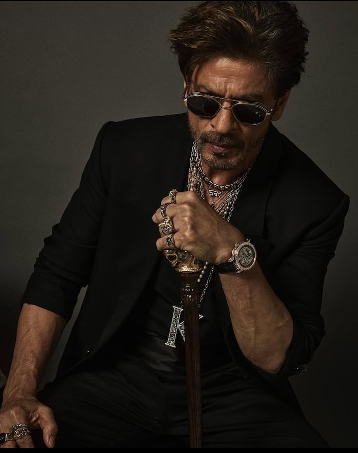Shah Rukh Khan carried an all black look for Met Gala. With this, he wore a customized golden jewelery. Which is getting a lot of discussion on social media.