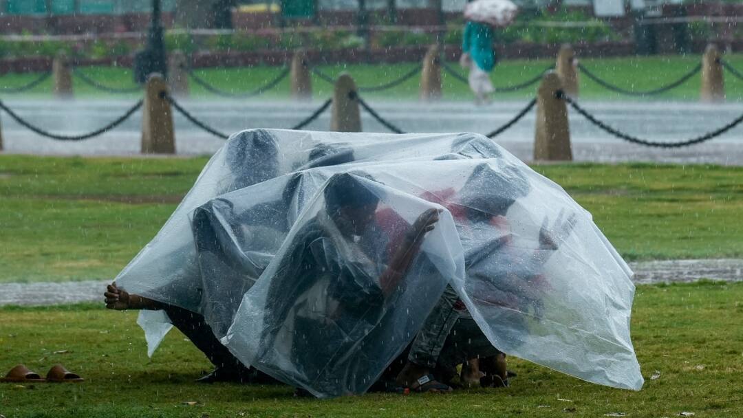 Delhi Weather: दिल्ली में आज बिगड़ेगा मौसम, आने वाला है आंधी-तूफान! बारिश का अलर्ट जारी Delhi Weather Forecast 6 may 2025 IMD Issued Alert for rain with strong winds Temperature AQI Delhi Weather: दिल्ली में आज बिगड़ेगा मौसम, आने वाला है आंधी-तूफान! बारिश का अलर्ट जारी