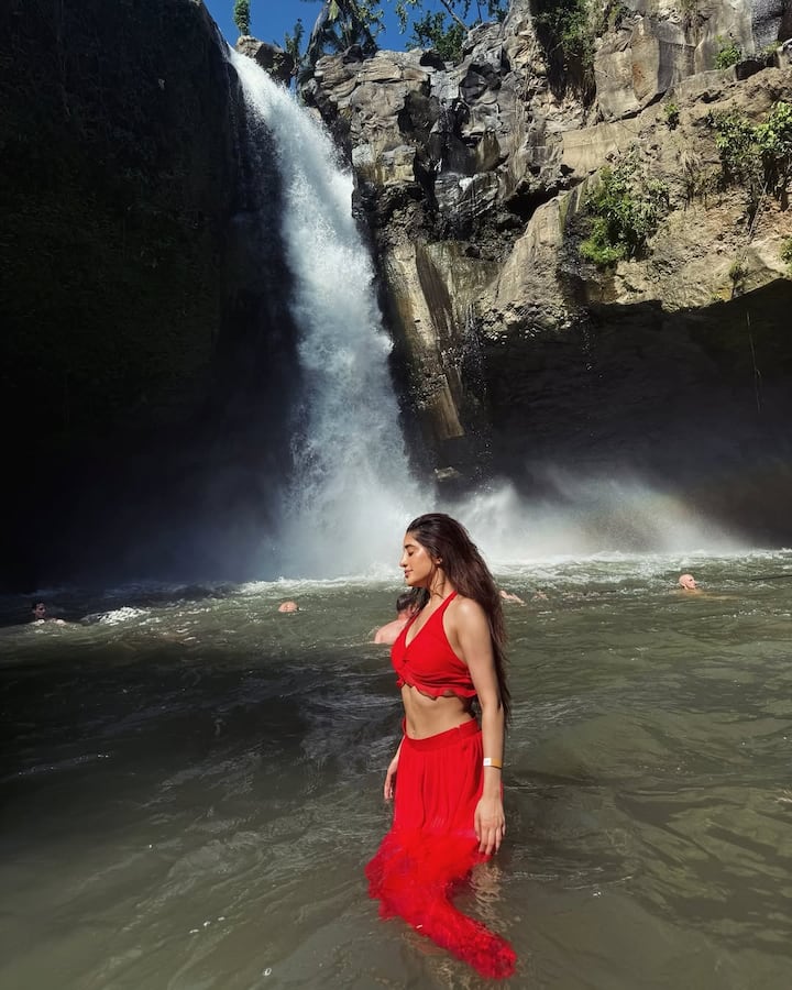Dressed in a gorgeous red dress, Shivangi is seen striking various poses for the camera.
