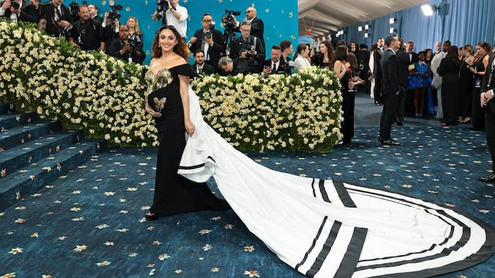 Kiara Advani carried a trail look with a black gown for Met Gala. His jewelery style was also an on -point. As soon as the actress reached the red carpet. Everyone's eyes stopped at him.
