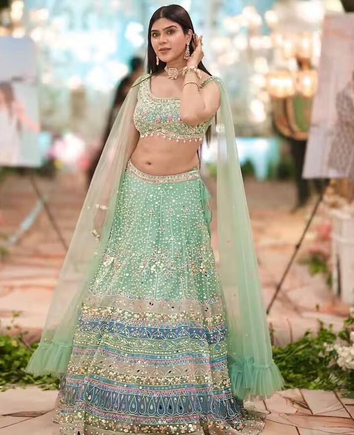 ગુજરાતી ફિલ્મ ઉદ્યોગની લોકપ્રિય અભિનેત્રી ખુશી શાહે માત્ર દોઢ વર્ષની ઉંમરે માતા ગુમાવી દીધી હતી. ખુશીની માતાના મૃત્યુ પછી તેના પિતાએ બીજા લગ્ન ન કર્યા અને તેમની પુત્રીનો ઉછેર કર્યો પણ ભાગ્યમાં કંઈક બીજું જ લખેલું હતું. એક દિવસ ખુશીના પિતાનો અકસ્માત થયો હતો. અભિનેત્રીના પિતાની સારવાર માટે 60 હજાર રૂપિયાની જરૂર હતી, પરંતુ પાડોશીઓ અને સંબંધીઓએ મદદ કરી નહીં.