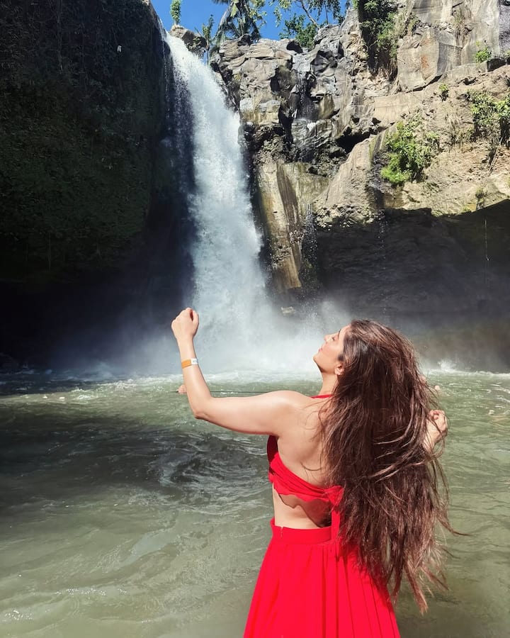She also posted a video of herself enjoying the water, surrounded by the breathtaking natural landscape.