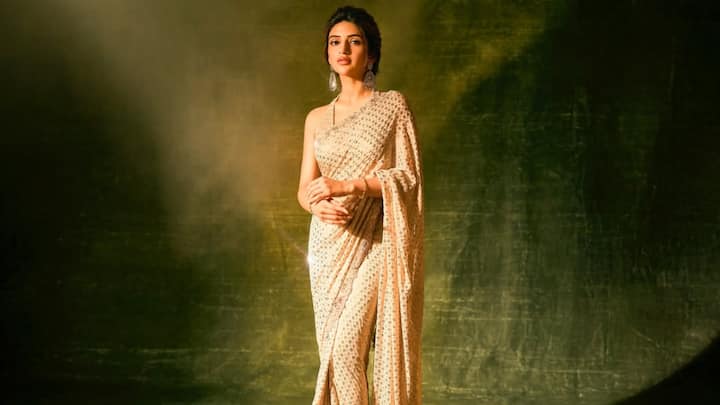 Telugu actress Sreeleela, renowned for her impeccable fashion sense, recently wowed in a modern twist on the classic six-yard saree.