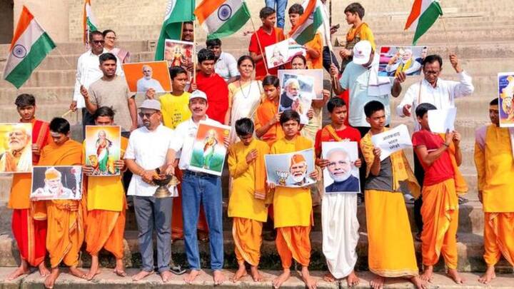 বারাণসীর নমামি গঙ্গে অনুষ্ঠানের সদস্যরা কেউ হাতে ভারতমাতার ছবি, আবার কেউ কেউ হাতে নরেন্দ্র মোদির ছবির নিয়ে ভারতের অপারেশন সিঁদুরের সাফল্য উদযাপন করেন।