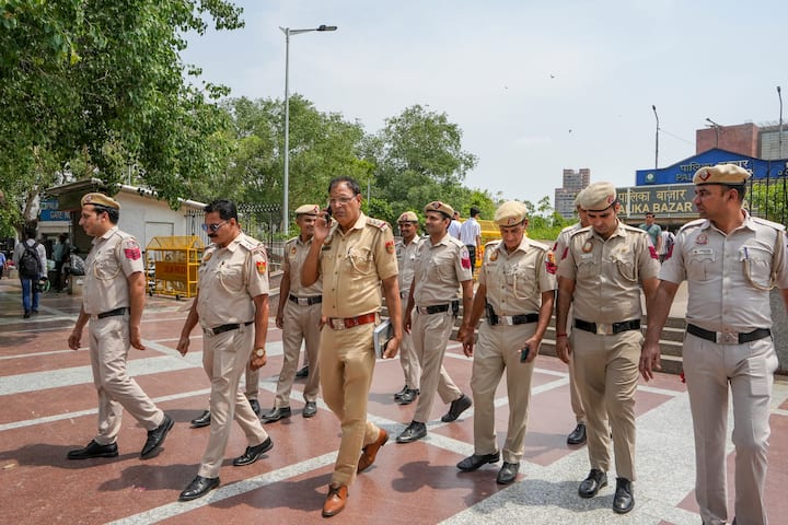 इस दौरान खान मार्केट में, अलार्म सायरन बजने के साथ ही लोगों को निकलने के अभ्यास के हिस्से के रूप में भागने के लिए कहा गया. चांदनी चौक में, सिविल डिफेंस वॉलिंटियर्स, कर्मियों और एनसीसी कैडेटों की उपस्थिति में एक मॉक ड्रिल की गई. टाउन हॉल के पास चांदनी चौक में निकासी अभ्यास शुरू होते ही बाजार क्षेत्र में अलार्म सायरन बजने लगे, जिससे लोग सुरक्षित स्थानों की ओर भागने लगे. बचाव प्रयासों की शुरुआत का संकेत देते हुए दूसरा सायरन बजाया गया.