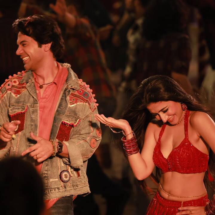 धनश्री को रेड कलर की बोल्ड ड्रेस में देखा जा सकता है. फोटोज में वो कभी राजकुमार राव की गोद में बैठी दिख रही हैं, तो कभी उनके साथ रोमांस करती नजर आ रही हैं.