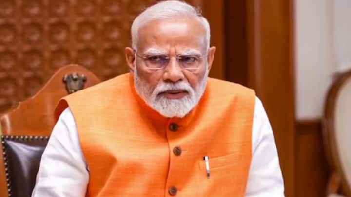 सरकार जिथे चुकते तिथे चुका दाखवल्याच पाहिजेत. पहलगाम दहशतवादी हल्ल्यावेळी पंतप्रधान मोदी सौदी अरेबियात होते. तो दौरा अर्धवट सोडून ते भारतात आले आणि थेट बिहारला प्रचाराला गेले. ही गोष्ट करण्याची गरज नव्हती. त्यानंतर मोदी केरळमध्ये अदानींच्या बंदराचे उद्घाटन करायला गेले. यानंतर त्यांनी फिल्म इंडस्ट्रीशी संबंधित व्हेव कार्यक्रमाला उपस्थिती लावली. इतकी गंभीर परिस्थिती असताना या गोष्टी टाळता आल्या असत्या, असे खडे बोल राज ठाकरे यांनी सुनावले.