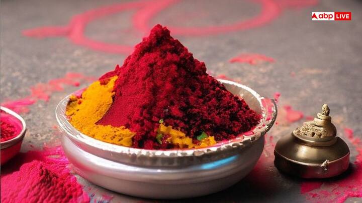 इस मंत्र के साथ सिंदूरदान की रस्म पूरी होती है. दूल्हा यह भी कहता है कि वह सिंदूर देकर अपना कर्तव्य निभा रहा है और यह सिंदूर वधू की हर कठिनाई में उसकी रक्षा करेगा. इस तरह सिंदूरदान केवल एक परंपरा नहीं, बल्कि जीवनभर के रिश्ते और जिम्मेदारी की शुरुआत होती है.