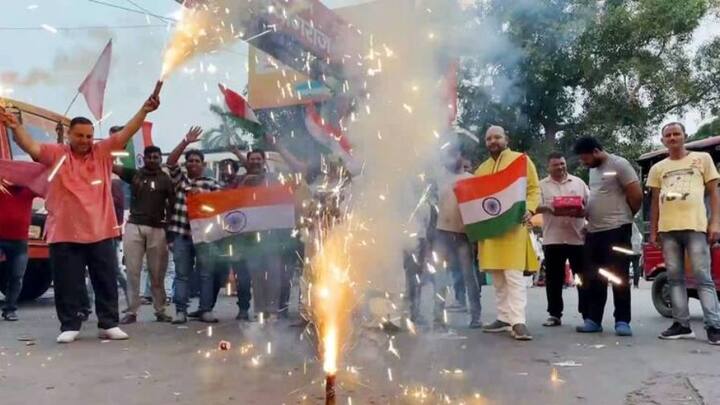 পাকিস্তান এবং পাক অধিকৃত কাশ্মীরের মোট ৯টি জঙ্গিঘাঁটি মধ্যরাতের অভিযানে ধ্বংস করেছে ভারতীয় সেনা। আর এই 'অপারেশন সিঁদুর'-এর সাফল্যে সারা দেশজুড়ে উল্লাস, উৎসবের আবহ।