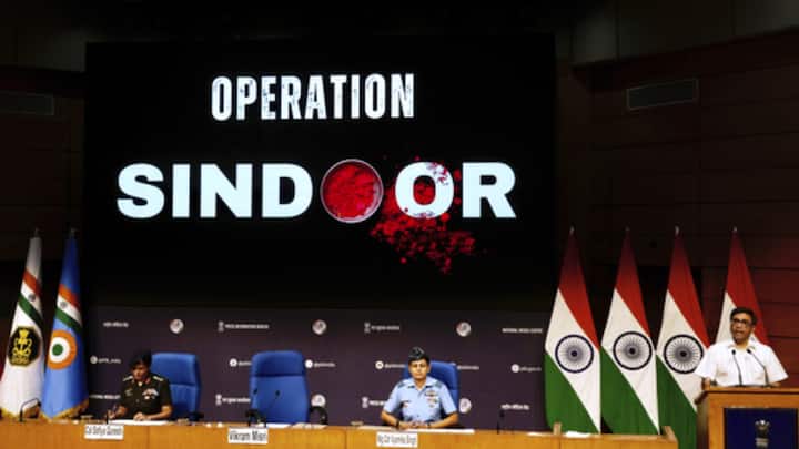 ऑपरेशन सिंदूर बाबतची माहिती भारत सरकारने पत्रकार परिषद घेऊन दिली आहे. यावेळी विंग कमांडर व्योमिका सिंग, कर्नल सोफिया कुरेशी आणि परराष्ट्र सचिव विक्रम मिस्री  यांनी प्रसारमाध्यमांना संबोधित केले.