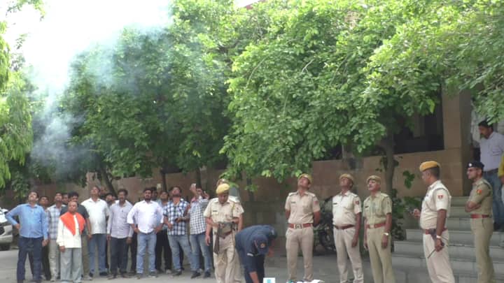 8 बजे ब्लैकआउट रखा जाएगा. सभी नागरिकों से अपील है कि वह ब्लैकआउट का पालन करें. एसपी मृदुल कच्छावा ने बताया कि आगामी समय अगर ऐसी परिस्थिति बनती है तो, आमजन ऐसी परिस्थिति से निपटने के लिए तैयार रहे इसलिए इस मॉक ड्रिल का आयोजन किया गया है.