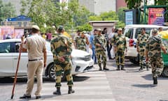 बजते सायरन, भागते लोग और अफरातफरी, देखें राजधानी दिल्ली में मॉक ड्रिल की तस्वीरें