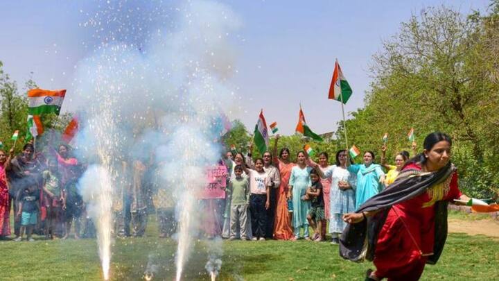 নাগপুরের বেশ কিছু মানুষ আতসবাজি পুড়িয়ে এই বিজয়ের মুহূর্ত উদযাপন করেন। এদের মধ্যে বেশ কিছু বিজেপি সমর্থকও ছিলেন। সারা দেশজুড়ে এখন যেন উৎসবের আবহ।