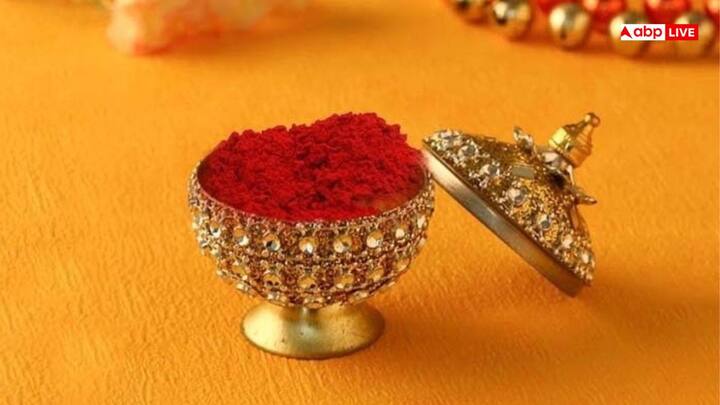 शास्त्रों के अनुसार शादी के बाद विवाहित महिलाएं प्रतिदिन अपनी मांग में सिंदूर लगाती हैं. यह सिंदूर सुहागिन महिलाओं के सौभाग्य और उनके पति की लंबी उम्र का प्रतीक होता है. यह परंपरा न केवल धार्मिक महत्व रखती है बल्कि सांस्कृतिक रूप से भी बहुत खास मानी जाती है.