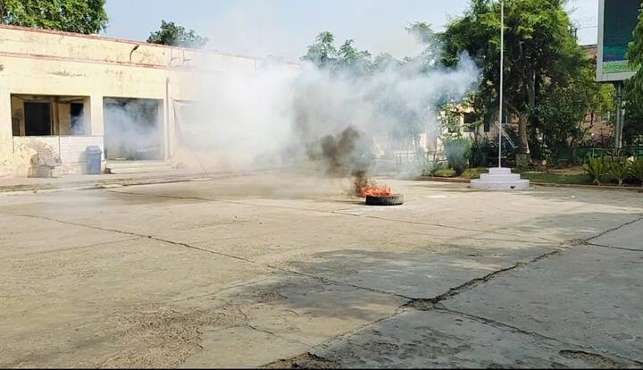 फायर बिग्रेड के द्बारा आग को बुझाया गया. मॉक ड्रिल के दौरान कुछ ब्लास्ट भी हुए.