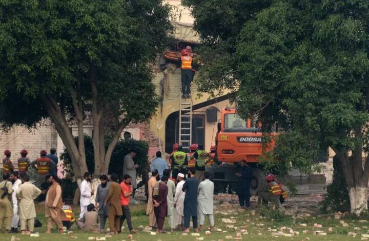 पहलगाममधील दहशतवादी हल्ल्याचा बदला घेण्यासाठी भारताने बुधवारी रात्री 1 वाजता पाकिस्तान आणि पीओकेमधील 9 ठिकाणी ऑपरेशन सिंदूर सुरू केले.
