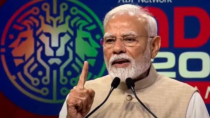 राज ठाकरे यांनी पहलगाम दहशतवादी हल्ल्यातील सुरक्षा यंत्रणांच्या त्रुटींवर बोट ठेवले. पहलगाम हल्ल्यातील दहशतवादी अजून सापडलेले नाहीत. दरवर्षी हजारो पर्यटक जिथे जातात, तिकडे सुरक्षा का नव्हती, हा महत्त्वाचा प्रश्न आहे. त्यामुळे या दहशतवाद्यांना कोम्बिंग ऑपरेशन करुन हुडकून काढणे जास्त महत्त्वाचे आहे. त्याऐवजी एअर स्ट्राईक करुन लोकांचं लक्ष भरकटवणं किंवा युद्ध करणे हा पर्याय नाही, असे राज ठाकरे यांनी म्हटले.