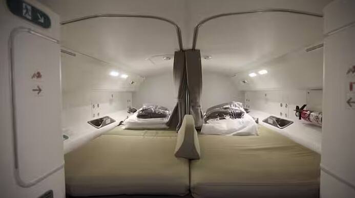 Air Hostess Secret Room In Plane: એર હોસ્ટેસ પ્લેનમાં ક્યાં આરામ કરે છે, આ એક સવાલ છે. વિમાનમાં મુસાફરી કરવાનો પોતાનો અનોખો રોમાંચ હોય છે. હજારો ફૂટ ઉંચે ઉડતી વખતે નીચેનો નજારો જોવાની મજા આવે છે. ઓછા સમયમાં લાંબા અંતર કાપવા માટે આ શ્રેષ્ઠ છે. એટલા માટે લોકો સમય બચાવવા માટે ફ્લાઇટમાં મુસાફરી કરવાનું પસંદ કરે છે. પરંતુ વિમાનના પાયલટ અને ક્રૂ સભ્યો માટે આ થકવી નાખે તેવું છે. આવી સ્થિતિમાં જો કોઈ ક્રૂ મેમ્બરને આરામ કરવાની જરૂર હોય, તો તે શું કરે છે?