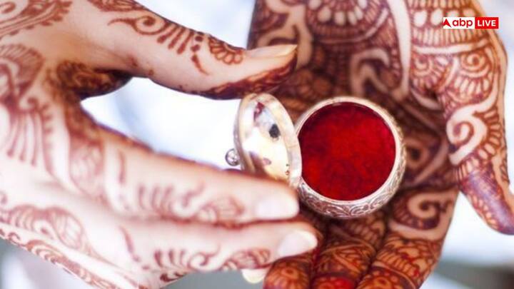 माना जाता है कि सिंदूर लगाने से नारी के सौंदर्य में निखार आता है और उसका चेहरा और अधिक आकर्षक दिखाई देता है. इसके अलावा, सिंदूर जिस स्थान पर लगाया जाता है वह ब्रह्मरंध्र और अहिम नामक मर्मस्थल के ऊपर होता है, जो बहुत संवेदनशील और ऊर्जा का केंद्र माना जाता है.