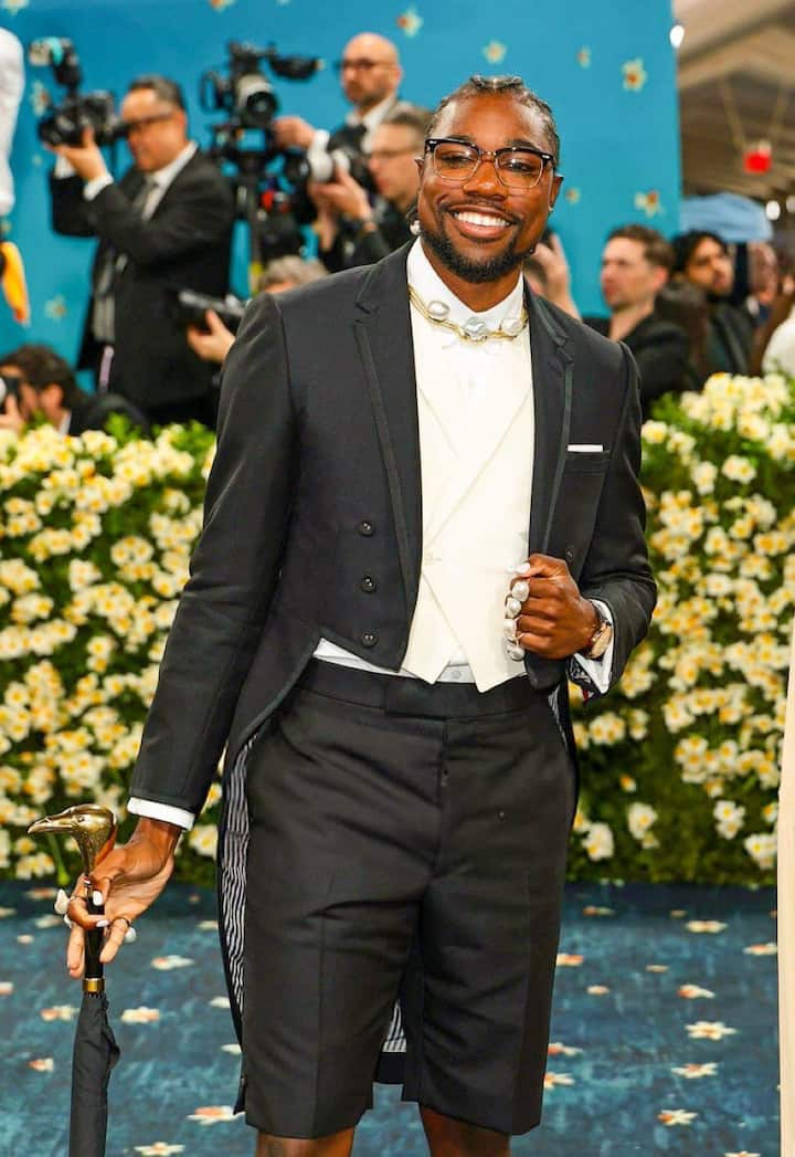 Not just actors but sports superstars wreaked havoc at met gala 2025 with their looks serena williams lewis hamiton noah lyles 23 नूह लाइल्स अमेरिका के स्प्रिंटर हैं. उन्होंने पेरिस ओलंपिक में 100 मीटर की रेस में गोल्ड मेडल जीता था. इसके अलावा भी वो कई मेडल जीत चुके हैं. मेट गाला में उनके शानदार लुक्स ने खूब सुर्खियां बंटोरी.