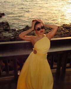 Avneet Kaur Photos: યલો બેકલેસ ડ્રેસ અને બ્લેક ચશ્મામાં અવનિતનો ગોર્જિયસ અવતાર