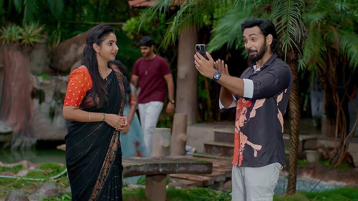నువ్వు వస్తే రోజూ పండుగే అంటాడు సీతారామయ్య. ఆ తర్వాత ఇంట్లో అందరితో మాట్లాడుతాడు రాజ్. సీతారామయ్య సంబరపడతాడు