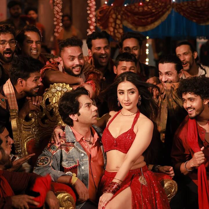 इस लुक को उन्होंने रेड नेकलेस और झुमकों से कंप्लीट किया है. साथ ही मिडिल पार्टेड हेयर स्टाइल और न्यूड मेकअप लिया है.