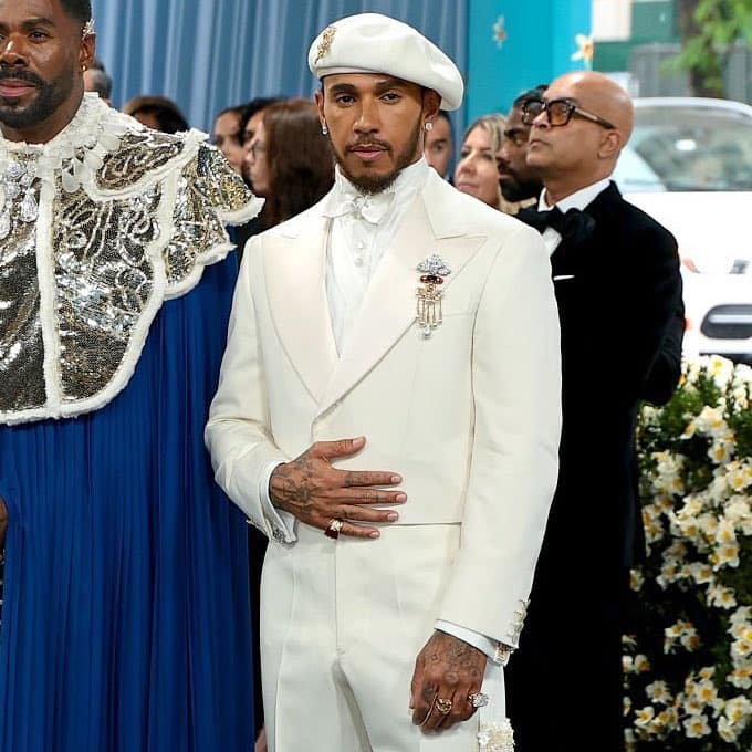 Not just actors but sports superstars wreaked havoc at met gala 2025 with their looks serena williams lewis hamiton noah lyles 20 F1 के सुपरस्टार ड्राइवर लुईस हैमिल्टन को सभी लोग जानते हैं. वह दुनिया के सबसे बेहतरीन रेसिंग ड्राइवर्स में से एक हैं. मेट गाला में उन्होंने अपने शानदार लुक्स से सभी का ध्यान अपनी ओर खींच लिया.