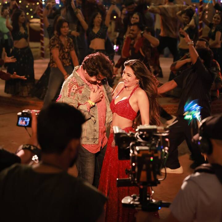 धनश्री वर्मा का लुक भी चर्चा में हैं. रेड थाई हाई स्लिट स्कर्ट और ब्रालेट में धनश्री का ग्लैमरस लुक देखने को मिल रहा है.