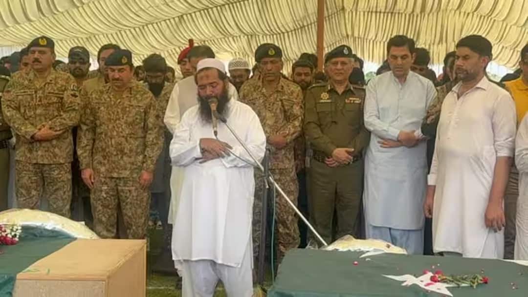Pakistani Army officers and Police IG attend the funeral of terrorists dead in operation sindoor by indian army air strike खोटारडा पाकिस्तान... दहशतवाद्यांच्या अंत्यसंस्काराला पाकिस्तानी आर्मी अधिकारी अन् पोलीस IG