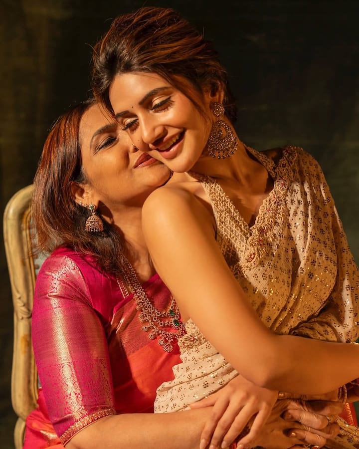 She elevated the look with intricate kundan chandelier earrings, her only major jewellery statement.