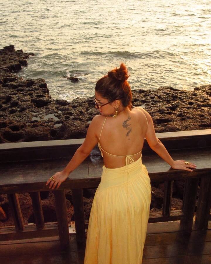 અવનીત સોશિયલ મીડિયા પર ખૂબ જ સક્રિય છે અને ઘણીવાર ચાહકો સાથે તેના ફોટા અને વીડિયો શેર કરતી જોવા મળે છે.