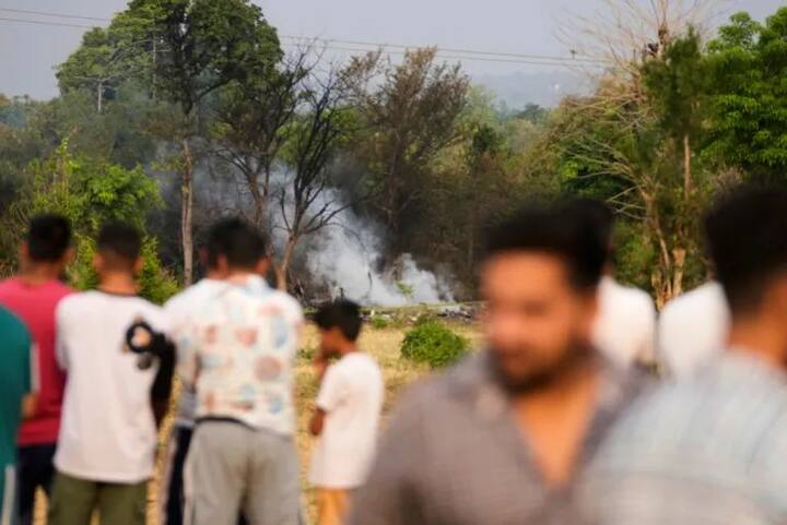 ऑपरेशन सिंदूरच्या या एअरस्ट्राइकमध्ये कुख्यात दहशतवादी मसूर अझहरच्या कुटुंबातील 14 जणांचा खात्मा झाला. इतरही अनेक दहशतवादी या एअर स्ट्राइकमध्ये मारले गेले आहेत. यात मसुद अजहरचा भाऊ रऊफ अजगर हा गंभीर जखमी असल्याची माहिती सूत्रांनी दिली.