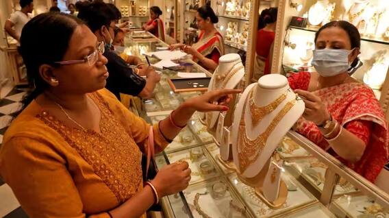 Gold Silver Rate Today: ਭਾਰਤ-ਪਾਕਿ ਤਣਾਅ ਵਿਚਾਲੇ ਸੋਨਾ ਹੋਇਆ ਸਸਤਾ, ਜਾਣੋ 7 ਮਈ ਨੂੰ 10 ਗ੍ਰਾਮ ਸਣੇ 22 ਅਤੇ 24 ਕੈਰੇਟ ਕਿੰਨਾ ਸਸਤਾ? Gold Silver Rate Today: ਭਾਰਤ-ਪਾਕਿ ਤਣਾਅ ਵਿਚਾਲੇ ਸੋਨਾ ਹੋਇਆ ਸਸਤਾ, ਜਾਣੋ 7 ਮਈ ਨੂੰ 10 ਗ੍ਰਾਮ ਸਣੇ 22 ਅਤੇ 24 ਕੈਰੇਟ ਕਿੰਨਾ ਸਸਤਾ?