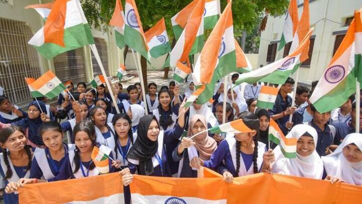 তেরঙা জাতীয় পতাকা উড়িয়ে পাটনার একটি স্কুলের পড়ুয়ারা ভারতের এই জয়কে উদযাপন করেছে আজ। ভারতীয় সেনার জয়ধ্বনিতে গলা মিলিয়েছে সকলে।