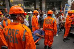 बजते सायरन, भागते लोग और अफरातफरी, देखें राजधानी दिल्ली में मॉक ड्रिल की तस्वीरें
