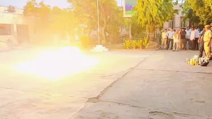 मॉक ड्रिल के दौरान 2 मंजिल की बिल्डिंग से घायलों को लिफ्ट किया गया. पुलिस द्वारा  ग्रीन कॉरिडोर बनाकर सभी घायलों को जिला अस्पताल पहुंचाया गया. जहां मरीजों को तीन केटेगरी में बांटकर तुरंत उनका इलाज शुरू किया गया. नगर निगम में लगी आग को फायर बिग्रेड ने बुझाया.