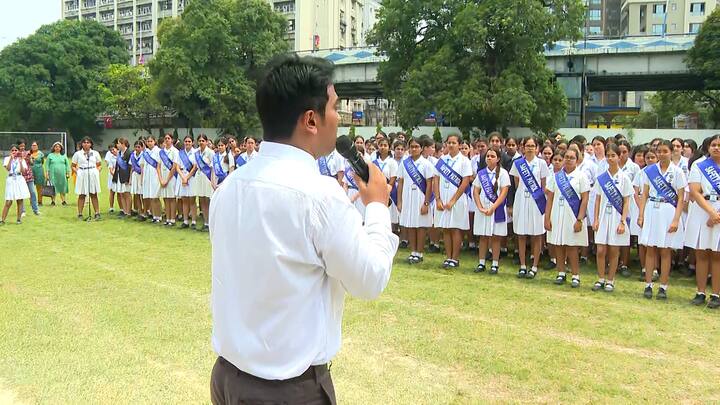 পাকিস্তানের সঙ্গে যুদ্ধের আবহে নাগরিক সুরক্ষায় দেশজুড়ে মক ড্রিলের নির্দেশ দিয়েছে কেন্দ্রীয় সরকার।  মক ড্রিল নিয়ে বৈঠকে কেন্দ্রীয় স্বরাষ্ট্রসচিব গোবিন্দ মোহনের সঙ্গে ভার্চুয়াল মাধ্যমে  যোগ দেন রাজ্যের মুখ্যসচিব, স্বরাষ্ট্রসচিব, সিভিল ডিফেন্সের ডিজি ও প্রধান সচিব। তারপরই কলকাতার বিভিন্ন স্কুলে আজ হল মক ড্রিল।