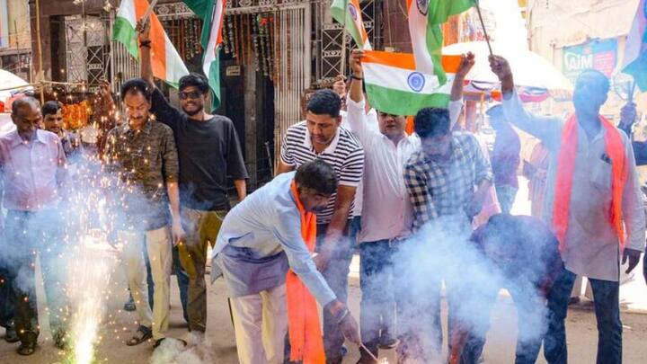 সমাজমাধ্যম জুড়ে ছড়িয়ে পড়েছে ভারতের বিজয়বার্তার নানা মূহূর্ত, নানা ছবি। শত্রুঘাঁটি ধ্বংসের ভিডিয়ো। 'অপারেশন সিঁদুর' ট্রেন্ড করতে থাকে সমাজমাধ্যম জুড়ে।