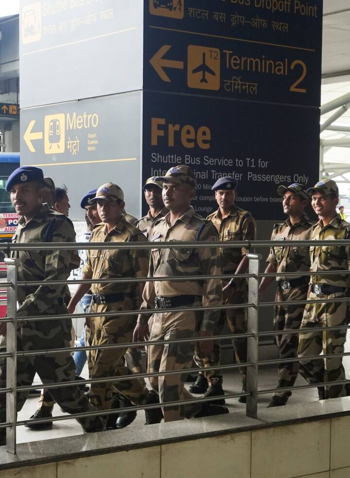 आरबीआई बिल्डिंग में एक मॉक ड्रिल भी की गई जिसमें कांच की खिड़कियों से दूर रहने और दोनों हाथों से सिर ढककर छिपने के लिए सुरक्षित जगह खोजने के निर्देश दिए गए.